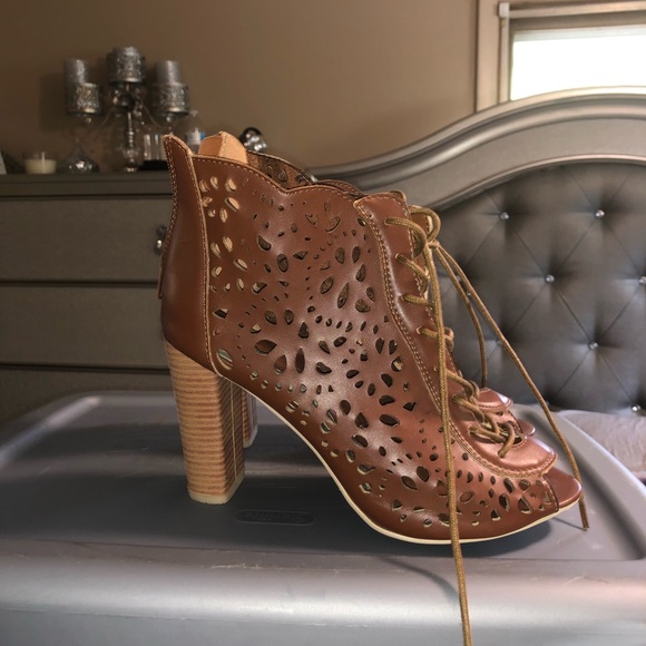 Shoes - Tan High Heel